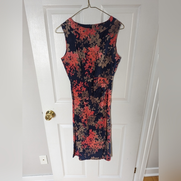 Bodycon super flattering floral dress - Picture 3 of 7